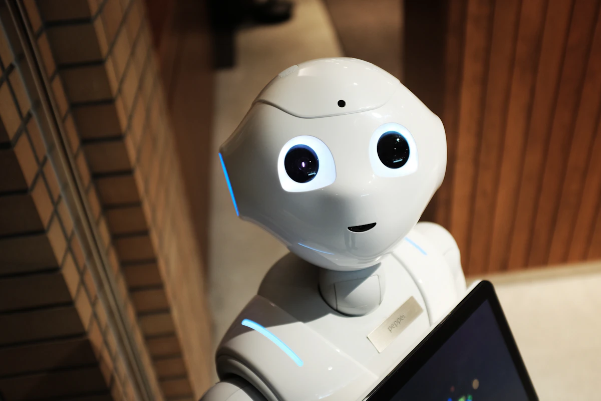 Bijeli humanoidni robot u industrijskom prostoru